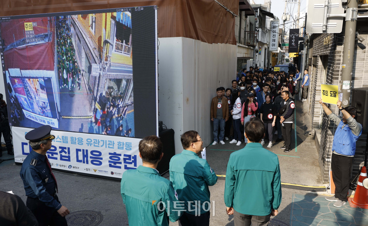 ▲오세훈 서울시장이 25일 서울 광진구 건대 맛의거리에서 열린 '인파감지시스템 활용 유관기관 합동 다중운집 대응 훈련'에서 인파감지 시스템 가동 상황을 점검하고 있다. 서울시는 이날 인파 밀집 위험단계를 '주의-경계-심각' 3단계로 구분하고 밀집도를 높여가며 서울시 및 유관기관이 인파 해산을 위해 대응하는 모습을 시연했다. 조현호 기자 hyunho@