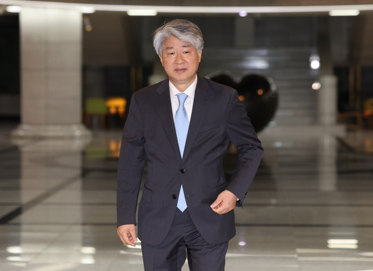 ▲헌법재판소장 후보자로 지명된 이종석 헌법재판관이 18일 오후 서울 종로구 헌법재판소를 나서고 있다. (연합뉴스)