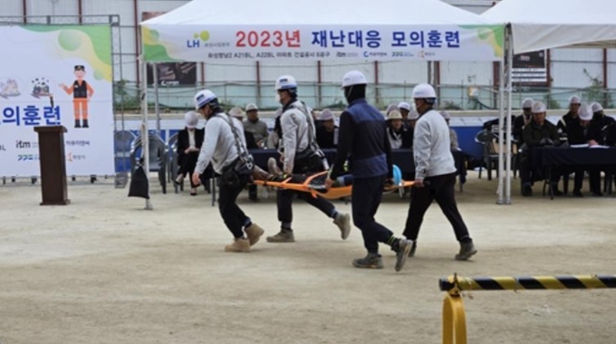 ▲아파트 건설현장에서 진행된 2023년 재난대응 모의훈련 장면. (LH경기남부지역본부)