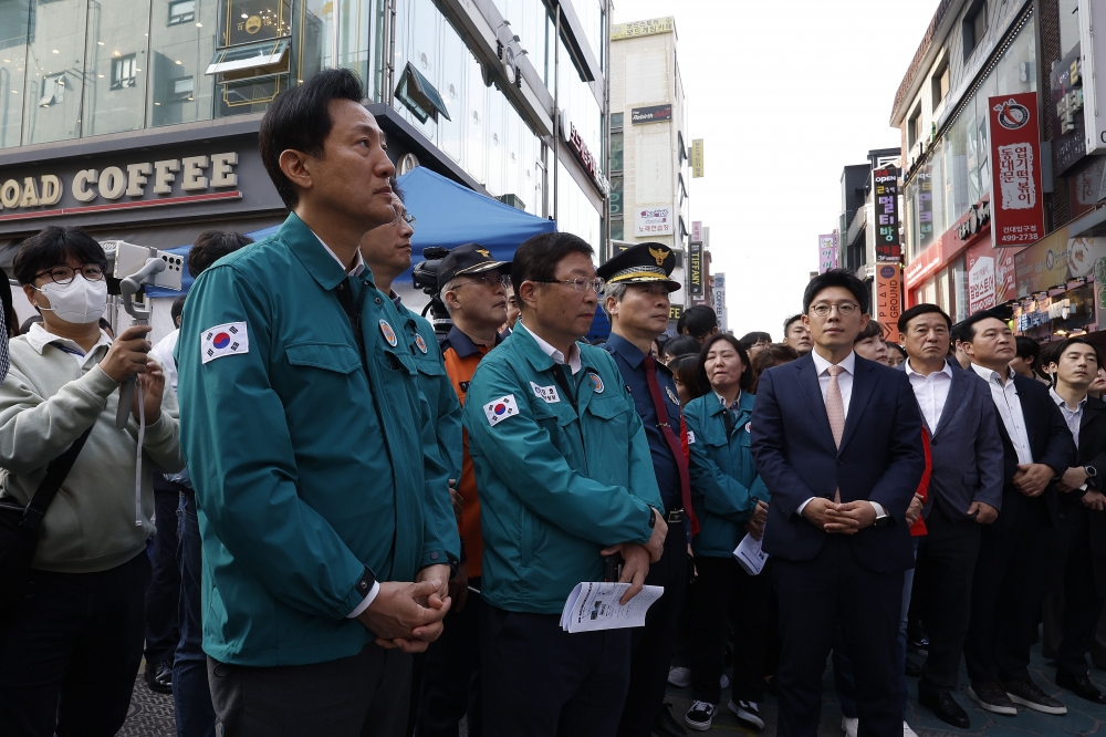 ▲오세훈 서울시장이 25일 서울 광진구 건대 맛의거리에서 열린 '인파감지시스템 활용 유관기관 합동 다중운집 대응 훈련'에서 인파감지 시스템 가동 상황을 점검하고 있다. 서울시는 이날 인파 밀집 위험단계를 '주의-경계-심각' 3단계로 구분하고 밀집도를 높여가며 서울시 및 유관기관이 인파 해산을 위해 대응하는 모습을 시연했다. 조현호 기자 hyunho@ (이투데이DB)