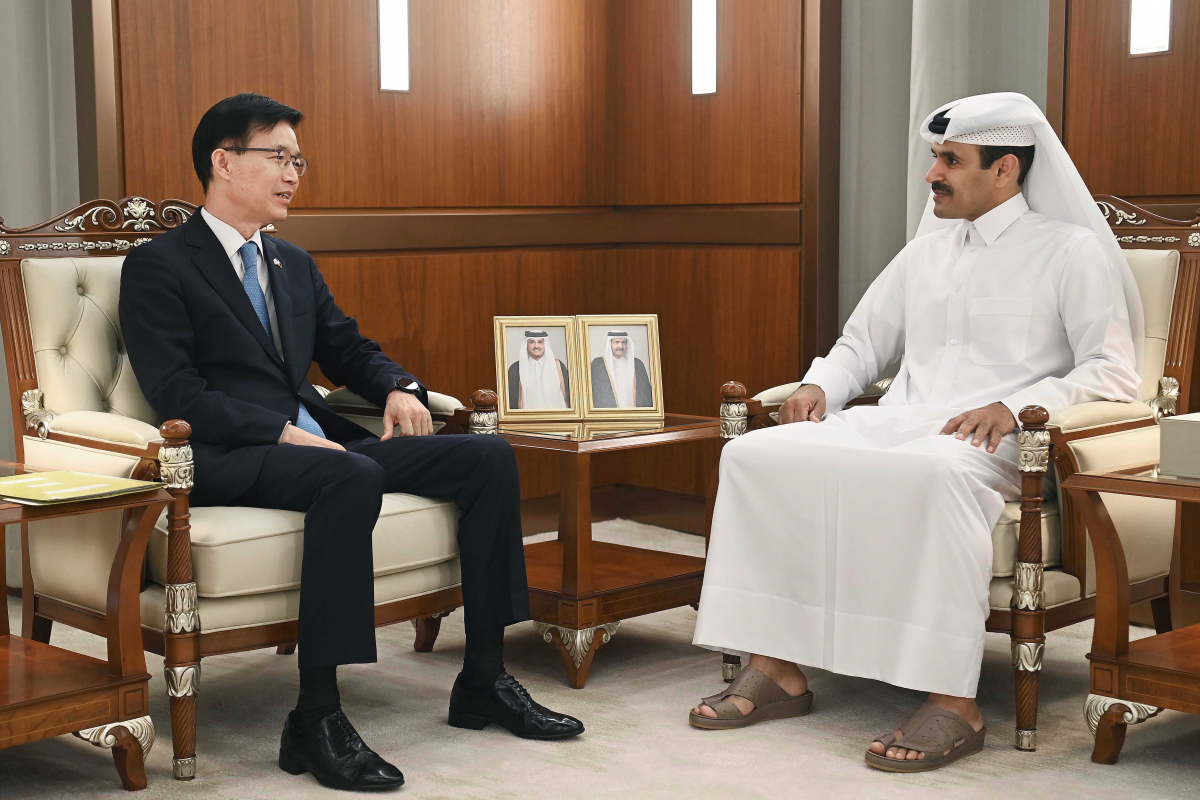 ▲방문규 산업통상자원부 장관이 25일(현지시간) 카타르에너지공사 본사에서 사드 셰리다 알 카비(H.E. Saad Sherida Al Kaabi) 카타르 에너지 담당 국무장관 겸 카타르에너지공사 CEO와 만나 양국 간 에너지 협력방안 등을 논의하고 있다. (사제공=산업통상자원부)