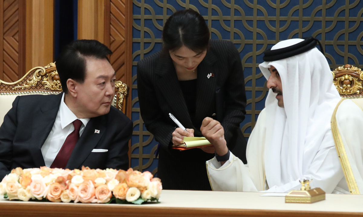 ▲카타르를 국빈 방문 중인 윤석열 대통령이 25일(현지시간) 도하의 카타르 왕궁인 '아미리 디완'에서 열린 한·카타르 MOU 서명식에서 타밈 빈 하마드 알사니 카타르 국왕과 대화하고 있다. (연합뉴스)