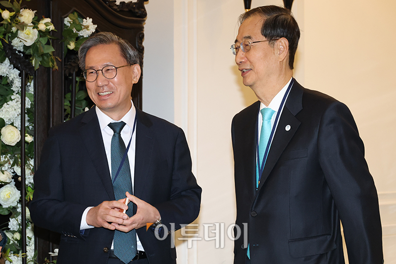 ▲김덕헌(왼쪽) 이투데이 대표와 한덕수 국무총리가 26일 서울 영등포구 중소기업중앙회 KBIZ홀에서 이투데이 창간 13주년 기념행사 '2024 테크 퀘스트; 기술의 미래와 혁신에 대한 탐구' 시작 전, 내빈들과 대화하고 있다. 고이란 기자 photoeran@