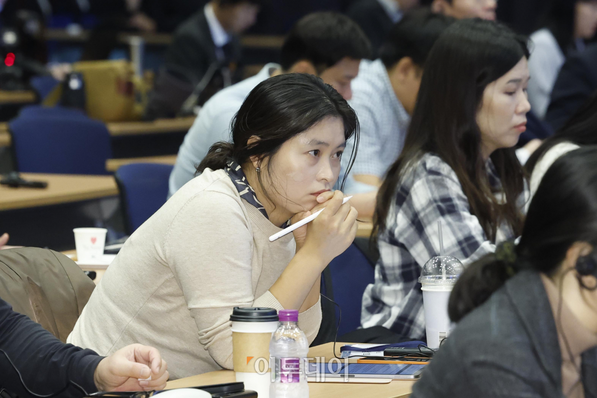 ▲26일 서울 영등포구 중소기업중앙회 KBIZ홀에서 열린 이투데이 창간 13주년 기념행사 '2024 테크 퀘스트, 기술의 미래와 혁신에 대한 탐구'에서 참석자들이 오다 겐키 일본 암호자산거래업협회(JVCEA) 의장의 기조연설을 듣고 있다. '웹3.0의 창조적 파괴'를 주제로 이투데이가 주최하는 이번 행사는 미래 기술의 글로벌 기준을 가장 빠르게 제시하는 뉴노멀(New Normal) 예측의 장으로, 2024년 디지털 경제의 비전과 발전 전략을 제시한다. 조현호 기자 hyunho@