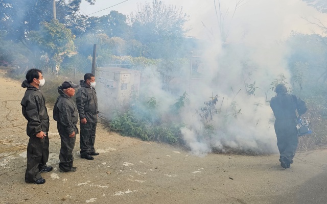 ▲장주익 수원축협 조합장이 26일 화성의 한 조합원 농가에서 방역 현장을 점검하고 있다. (수원축협)