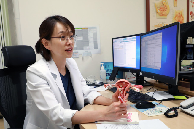 ▲송정민 강동경희대학교병원 산부인과 교수는 “(피임약을) 병원에서 진료를 받아 처방받아 사용하면 부작용이 나타나지 않는 선에서 관리하면서 원하는 효과를 볼 수 있다. 너무 꺼릴 필요도 없고 반대로 남용하는 것도 좋지 않다”고 당부했다. (사진제공=강동경희대학교병원)