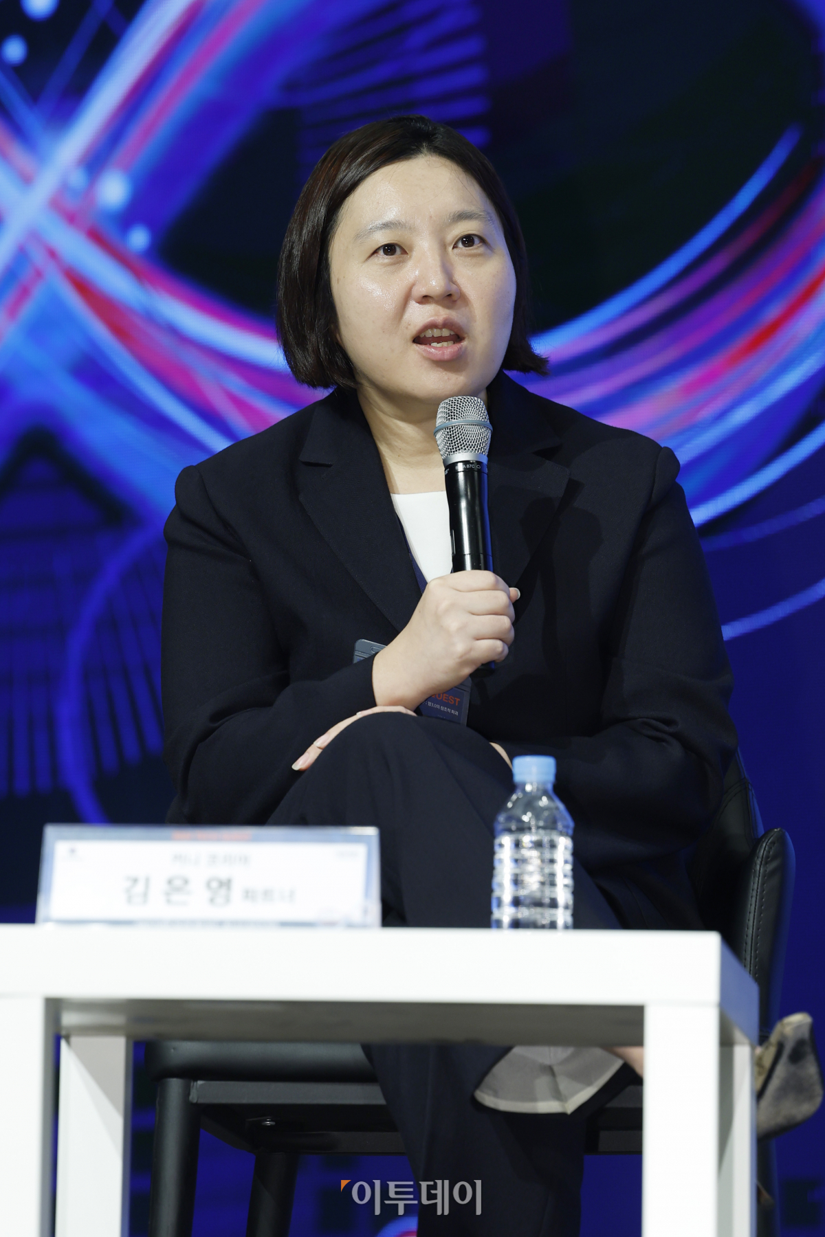 ▲좌장을 맡은 김은영 커니 코리아 파트너가 26일 서울 영등포구 중소기업중앙회 KBIZ홀에서 열린 이투데이 창간 13주년 기념행사 '2024 테크 퀘스트; 기술의 미래와 혁신에 대한 탐구'에서 토론을 하고 있다. '웹3.0의 창조적 파괴'를 주제로 이투데이가 주최하는 이번 행사는 미래 기술의 글로벌 기준을 가장 빠르게 제시하는 뉴노멀(New Normal) 예측의 장으로, 2024년 디지털 경제의 비전과 발전 전략을 제시한다. 조현호 기자 hyunho@