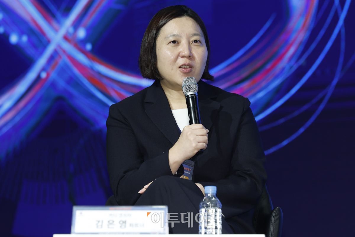 ▲좌장을 맡은 김은영 커니 코리아 파트너가 26일 서울 영등포구 중소기업중앙회 KBIZ홀에서 열린 이투데이 창간 13주년 기념행사 '2024 테크 퀘스트; 기술의 미래와 혁신에 대한 탐구'에서 토론을 하고 있다. '웹3.0의 창조적 파괴'를 주제로 이투데이가 주최하는 이번 행사는 미래 기술의 글로벌 기준을 가장 빠르게 제시하는 뉴노멀(New Normal) 예측의 장으로, 2024년 디지털 경제의 비전과 발전 전략을 제시한다. 조현호 기자 hyunho@