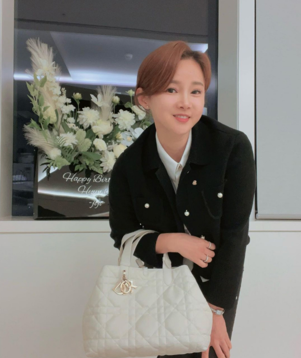 ▲지난달 29일 펜싱 국가대표 출신 남현희 씨가 생일을 기념해 받은 꽃다발 앞에서 포즈를 취하고 있다. 꽃 아래 적힌 ‘조조’는 전청조의 애칭이다. (출처=남현희 인스타그램)
