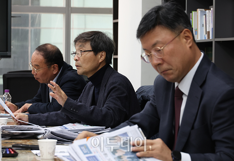 ▲27일 서울 강남구 이투데이빌딩에서 열린 이투데이 3분기 편집위원회에서 조호연(가운데) 편집위원장(EBS 이사), 이재국(오른쪽) 한국제약바이오협회 전무이사, 김성홍 한국조폐공사 실장이 발언하고 있다. 고이란 기자 photoeran@