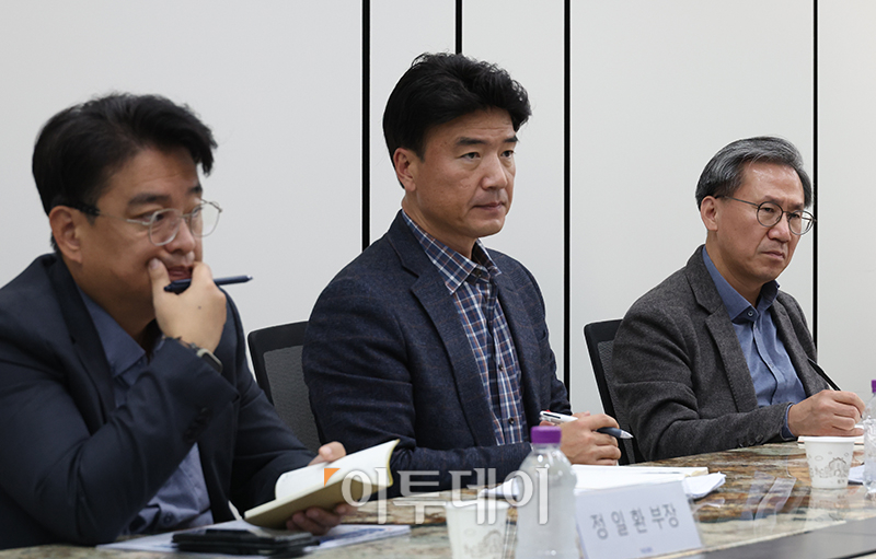▲27일 서울 강남구 이투데이빌딩에서 열린 이투데이 3분기 편집위원회에서 김덕헌(오른쪽) 이투데이 대표, 박성호(가운데) 편집국장, 정일환 정치경제부장이 편집위원들의 의견을 경청하고 있다. 고이란 기자 photoeran@