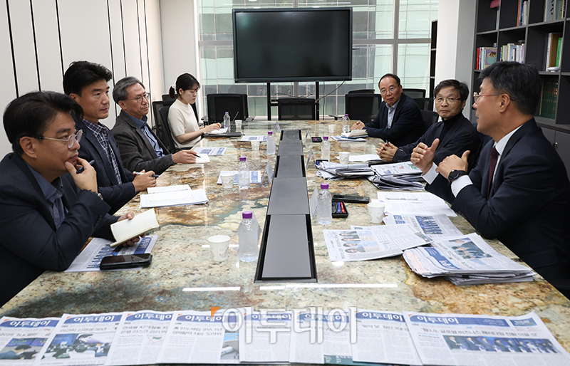 ▲27일 서울 강남구 이투데이빌딩에서 이투데이 3분기 편집위원회가 열리고 있다. 왼쪽부터 시계방향으로 정일환 정치경제부장, 박성호 편집국장, 김덕헌 이투데이 대표, 이난희 기자, 김성홍 한국조폐공사 실장, 조호연 편집위원장(EBS 이사), 이재국 한국제약바이오협회 전무이사. 고이란 기자 photoeran@