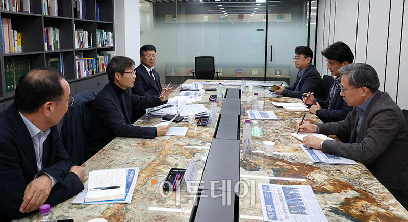 ▲27일 서울 강남구 이투데이빌딩에서 이투데이 3분기 편집위원회가 열리고 있다. 왼쪽부터 시계방향으로 김성홍 한국조폐공사 실장, 조호연 편집위원장(EBS 이사), 이재국 한국제약바이오협회 전무이사, 정일환 정치경제부장, 박성호 편집국장, 김덕헌 이투데이 대표. 고이란 기자 photoeran@