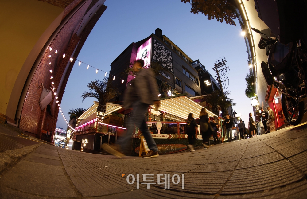 ▲10.29 이태원 참사 1주기를 앞둔 가운데 서울 용산구 이태원 세계음식문화거리에를 찾은 시민들이 발걸음을 옮기고 있다.  조현호 기자 hyunho@