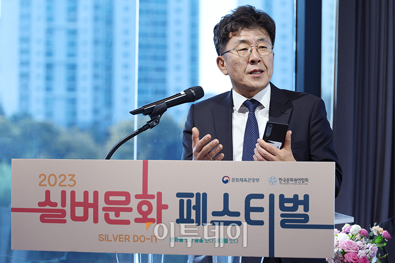 ▲김종훈 이투데이피엔씨 대표가 27일 서울 영등포구 서울마리나 팬투하우스에서 열린 실버문화포럼에서 축사를 하고 있다. 고이란 기자 photoeran@