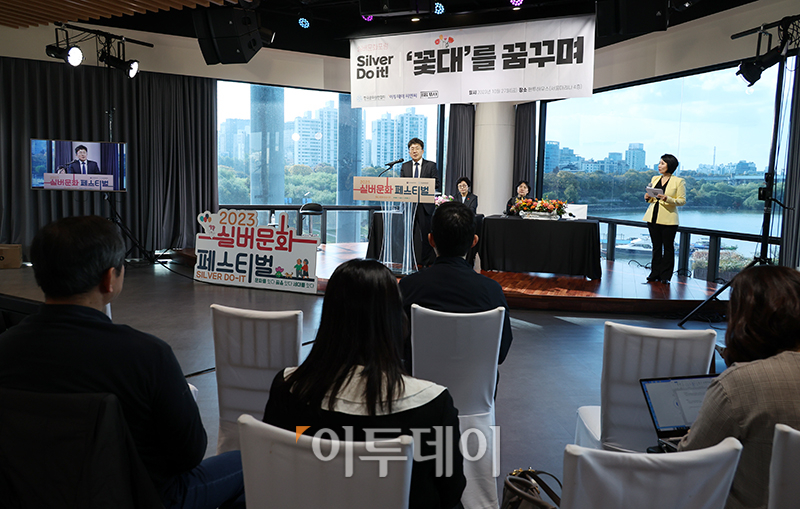 ▲김종훈 이투데이피엔씨 대표가 27일 서울 영등포구 서울마리나 팬투하우스에서 열린 실버문화포럼에서 축사를 하고 있다. 고이란 기자 photoeran@