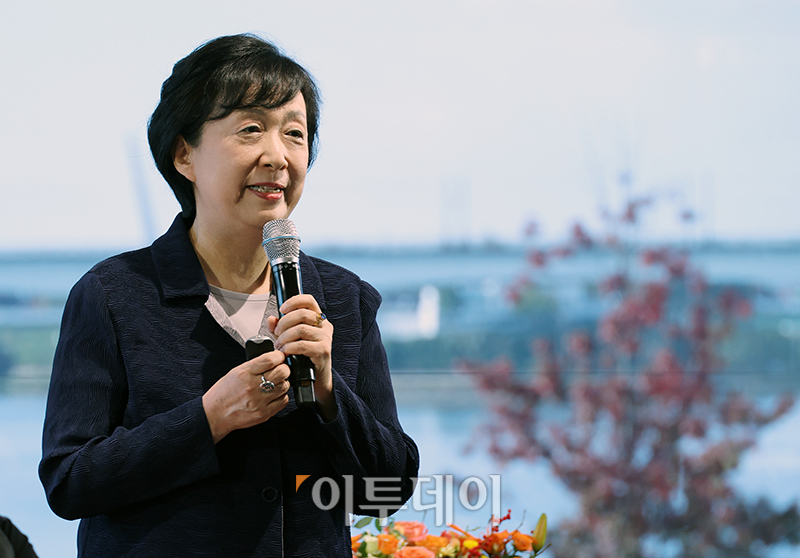 ▲박영란 저출산고령사회위원회 민간위원 겸 강남대 실버산업학과 교수가 27일 서울 영등포구 서울마리나 팬투하우스에서 열린 실버문화포럼에서 '100세 시대, 건강하고 활동적 노년을 위한 문화 패러다임 전환'에 대해 기조강연을 하고 있다. 고이란 기자 photoeran@