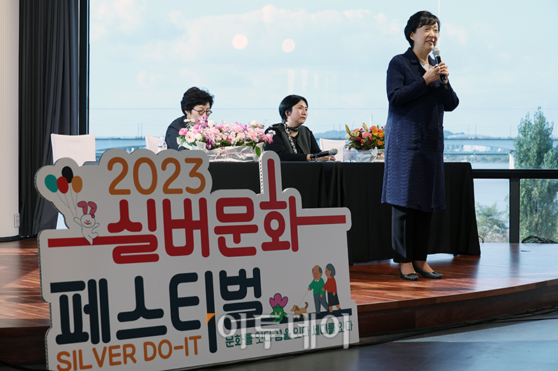 ▲박영란 저출산고령사회위원회 민간위원 겸 강남대 실버산업학과 교수가 27일 서울 영등포구 서울마리나 팬투하우스에서 열린 실버문화포럼에서 '100세 시대, 건강하고 활동적 노년을 위한 문화 패러다임 전환'에 대해 기조강연을 하고 있다. 고이란 기자 photoeran@