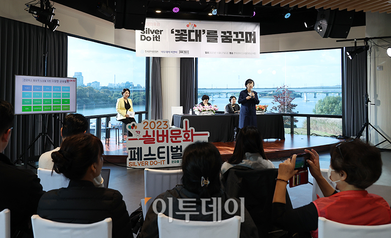 ▲박영란 저출산고령사회위원회 민간위원 겸 강남대 실버산업학과 교수가 27일 서울 영등포구 서울마리나 팬투하우스에서 열린 실버문화포럼에서 '100세 시대, 건강하고 활동적 노년을 위한 문화 패러다임 전환'에 대해 기조강연을 하고 있다. 고이란 기자 photoeran@