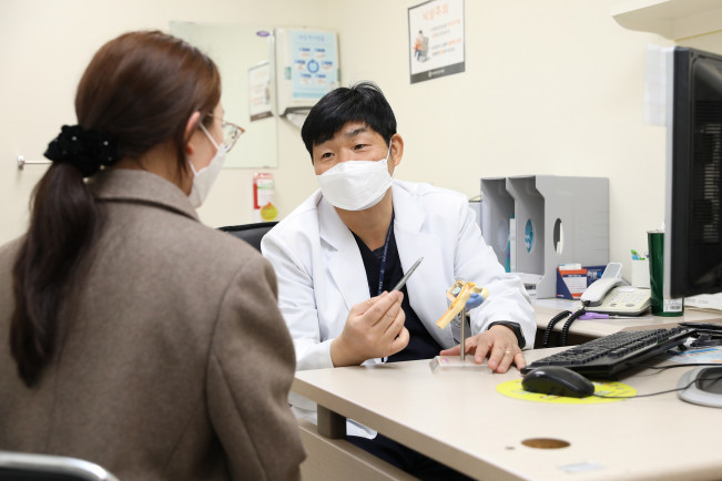 ▲한정열 일산백병원 산부인과 교수가 임신부 상담을 진행하고 있다. (사진제공=일산백병원)