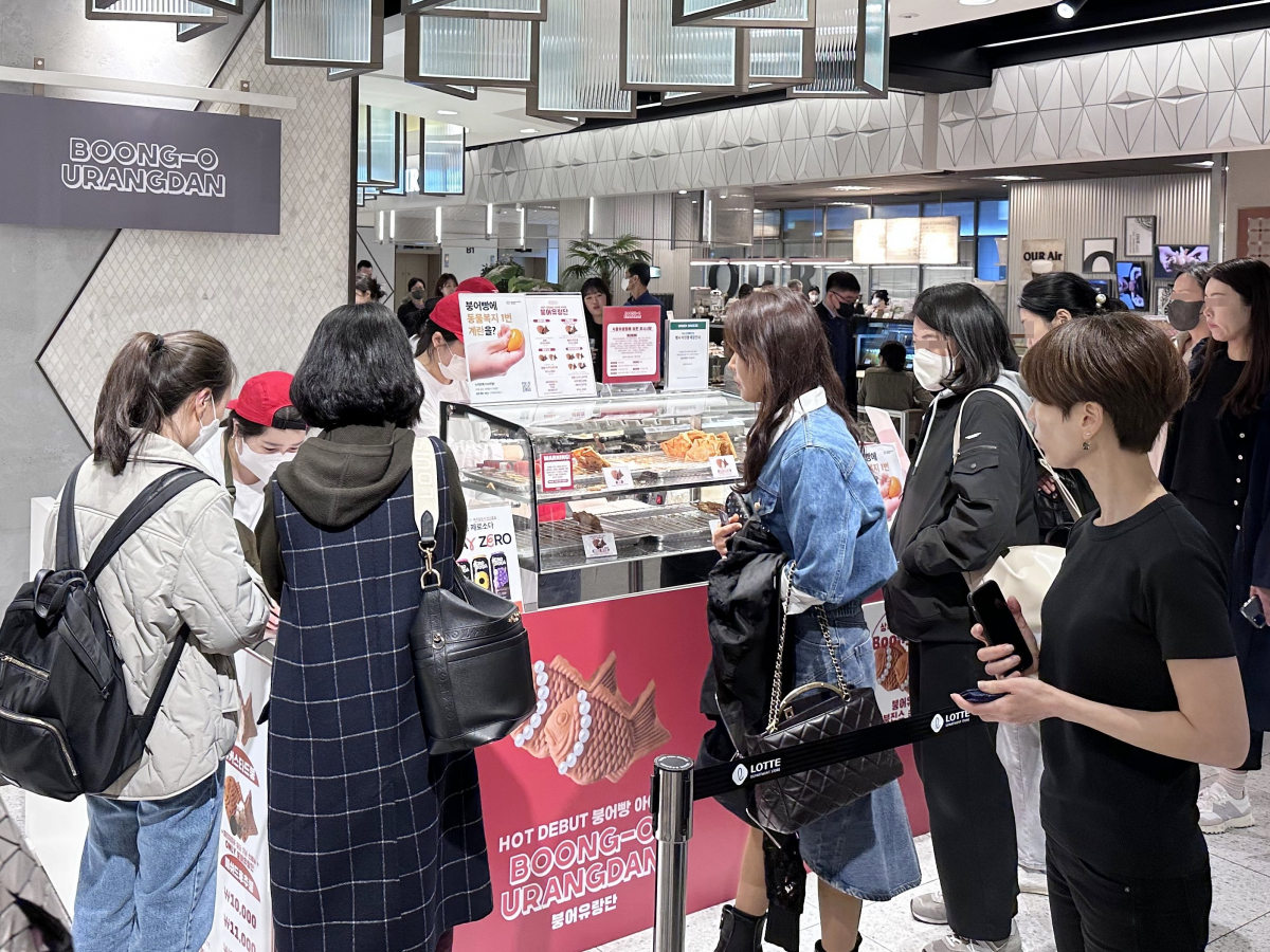 ▲4월 잠실점에서 진행한 '붕어유랑단' 팝업 전경. (사진제공=롯데쇼핑)