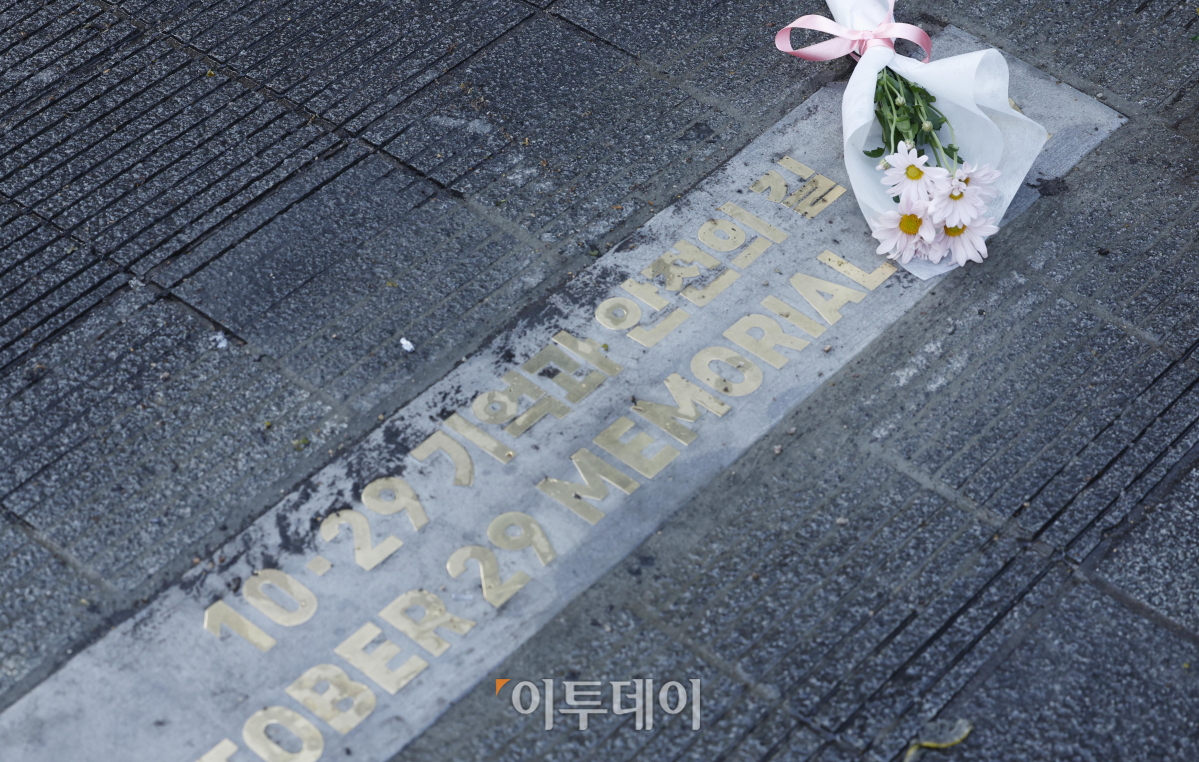 ▲10.29 이태원 참사 1주기인 29일 오전 서울 용산구 이태원 참사 골목 '10.29 기억과 안전의길'에 국화꽃이 놓여있다. 조현호 기자 hyunho@