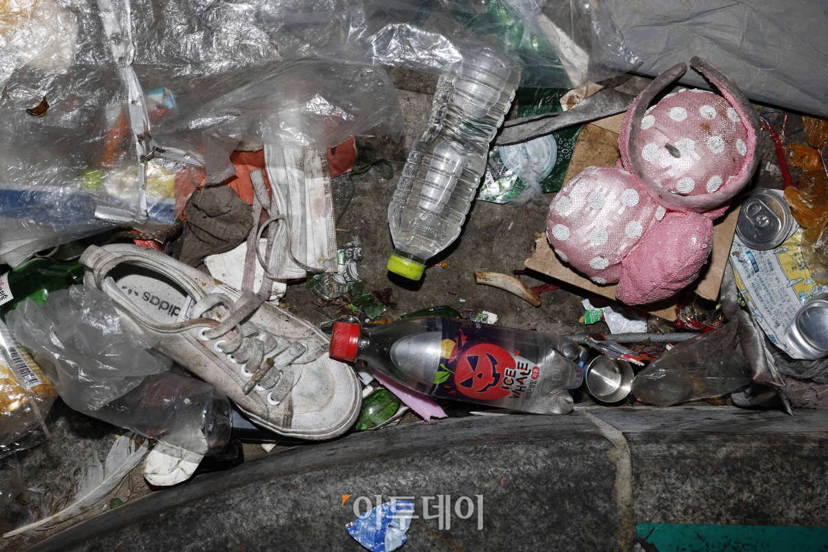 ▲30일 새벽, 이태원 거리에 남겨진 주인 잃은 물건들이 참사 당시의 참혹함을 보여준다. (조현호 기자 hyunho@)