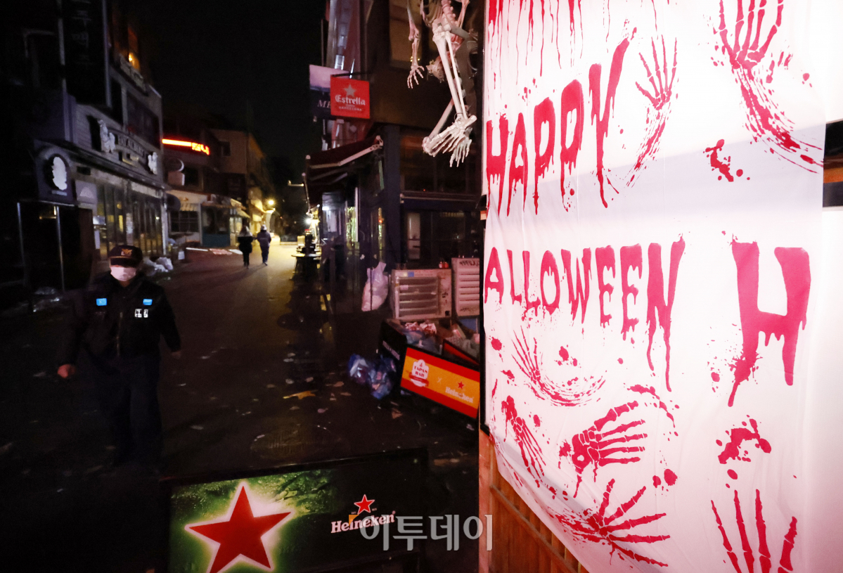 ▲30일 새벽, 이태원 골목 '해피 핼러윈' 현수막 주위에 축제를 즐기는 사람들은 사라지고 경찰만 남았다.  (조현호 기자 hyunho@)