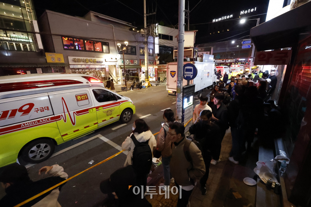 ▲2022년 10월 29일 밤, 서울 용산구 이태원 일대에서 대규모 압사사고가 발생한 가운데 30일 새벽 구급차가 출동하고 있다. (조현호 기자 hyunho@)