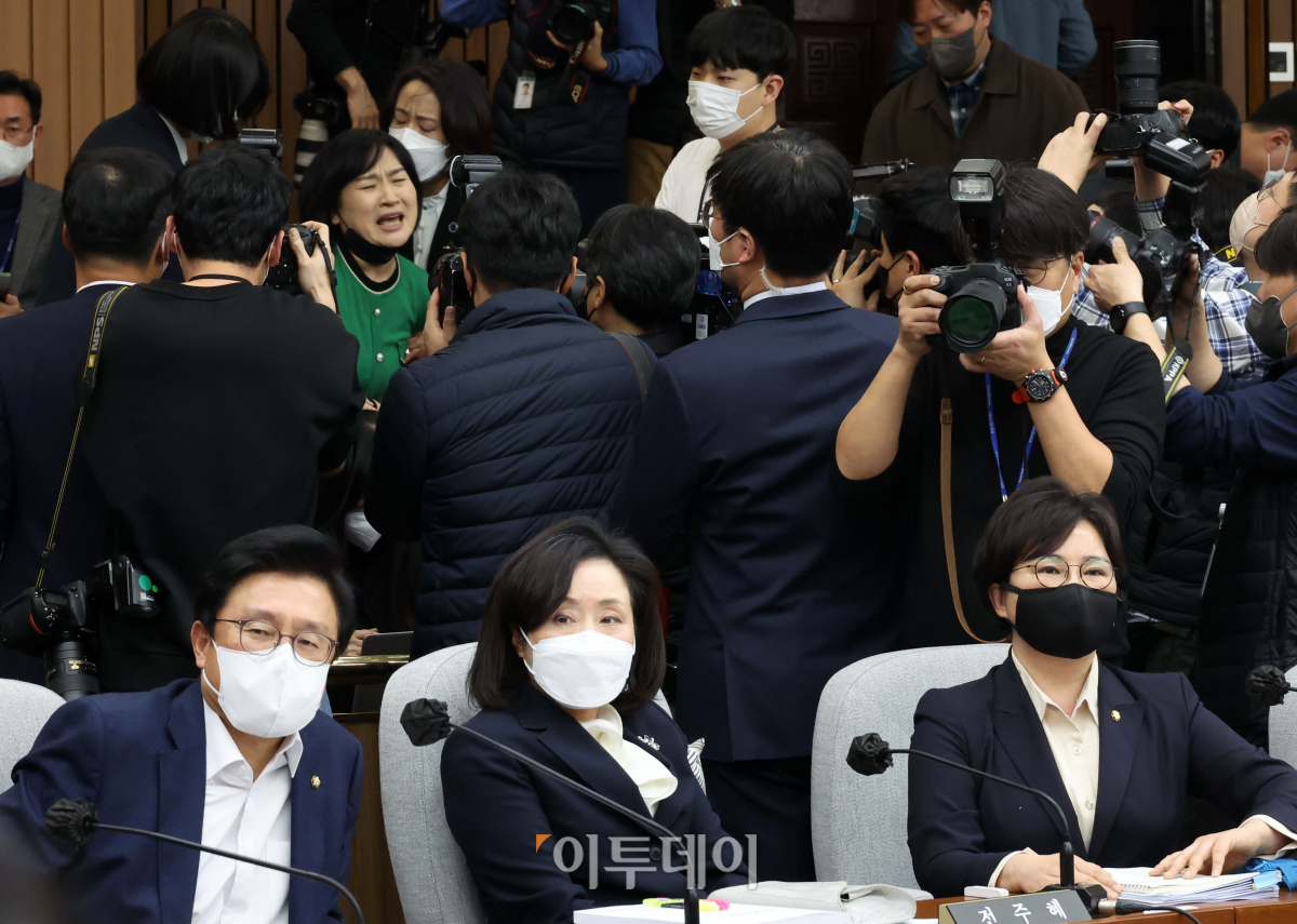 ▲1월 17일, 국회에서 열린 '이태원 참사 진상규명과 재발방지를 위한 국정조사특별위원회 활동 결과보고서 채택의 건' 전체회의에서 고 이지한 배우의 어머니인 조미은 씨가 결과보고서 채택을 반대하는 국민의힘 의원들을 향해 항의하고 있다. 앞줄 왼쪽부터 국민의힘 박형수, 전주혜, 조수진 의원. (고이란 기자 photoeran@)