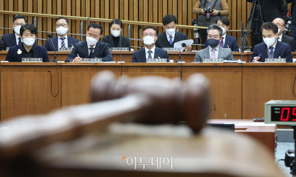 ▲1월 4일, 국회에서 윤희근(앞줄 왼쪽에서 네번째) 경찰청장을 비롯한 증인들이 '이태원 참사 진상규명과 재발방지를 위한 국정조사 특별위원회 1차 청문회'에 참석하고 있다.  (고이란 기자 photoeran@)