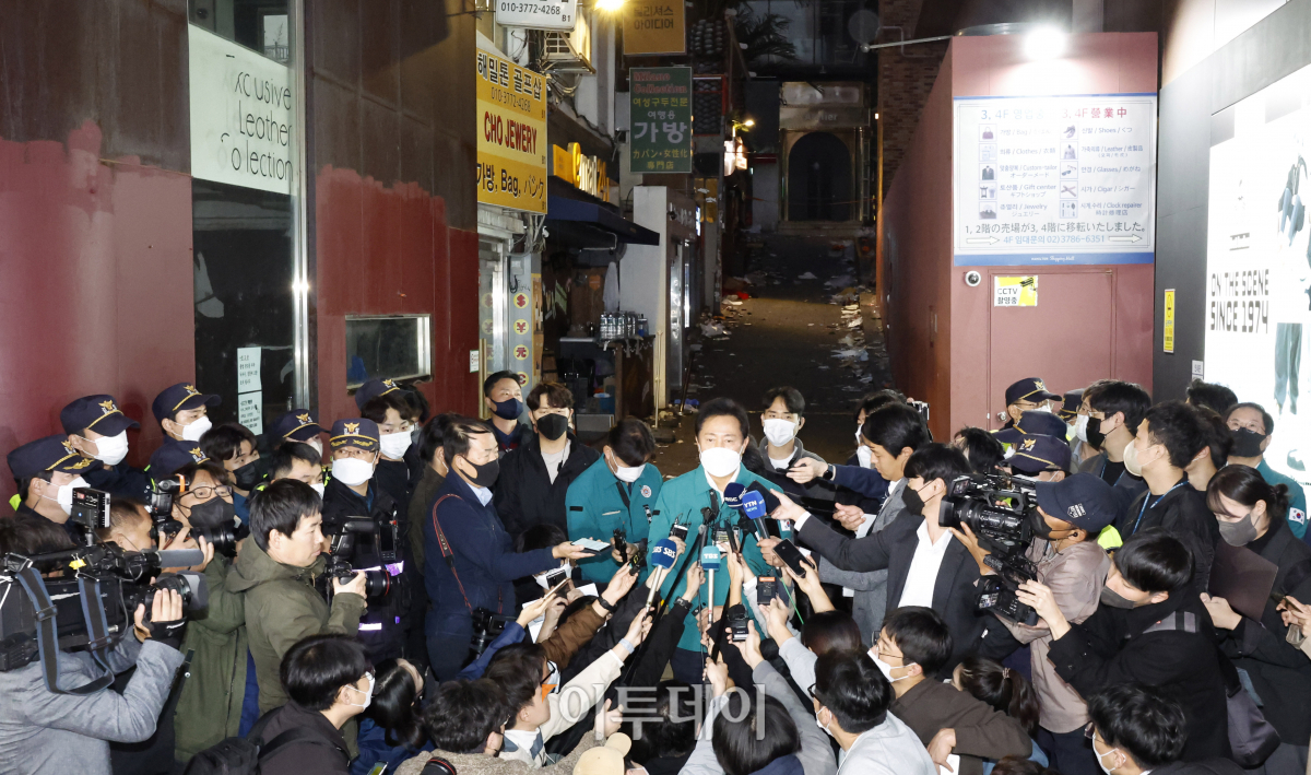 ▲참사 발생 다음날인 30일, 오세훈 서울시장이 이태원 참사 현장을 살펴본 후 취재진의 질문에 답하고 있다. ( 조현호 기자 hyunho@)