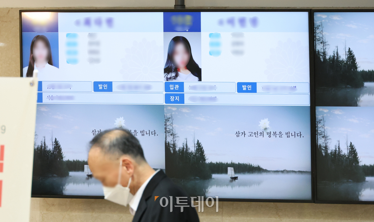 ▲2022년 10월 31일, 동국대 일산병원 장례식장에 이태원 참사 희생자의 빈소가 마련되고 있다. 영정사진 속 앳된 얼굴이 비통함을 더한다. (고이란 기자 photoeran@)