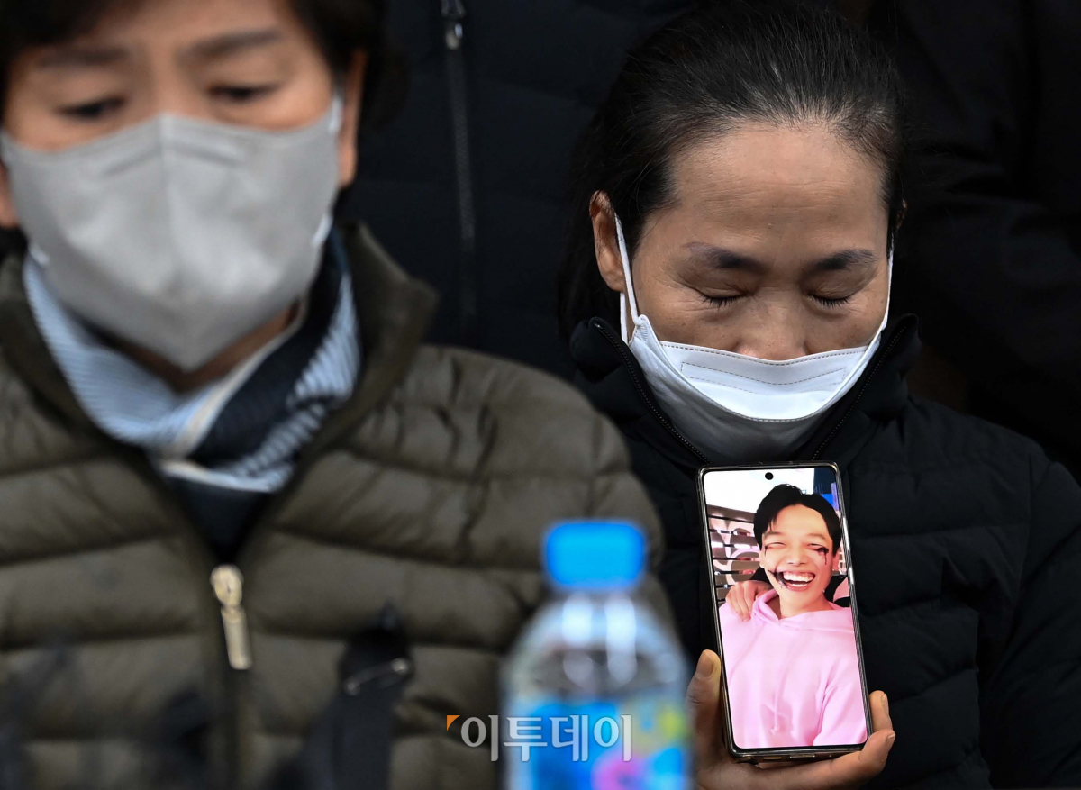 ▲2022년 11월 22일, 민주사회를 위한 변호사 모임에서 열린 이태원 참사 유가족 기자회견에서 한 유가족이 참사 희생자의 사진을 들고 감정을 추스르고  있다.  ( 신태현 기자 holjjak@)