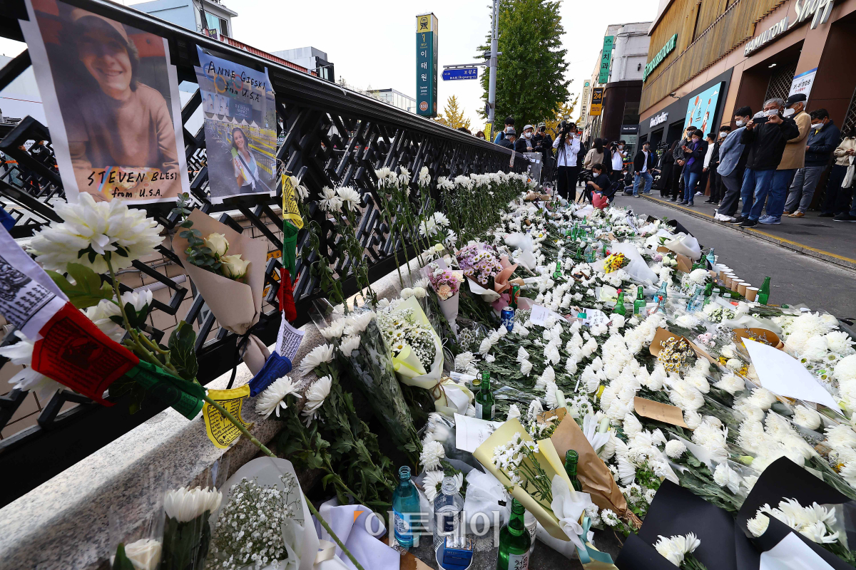 ▲2022년 10월 31일, 이태원 참사 현장 부근에 추모공간이 마련돼 있다.  ( 신태현 기자 holjjak@)