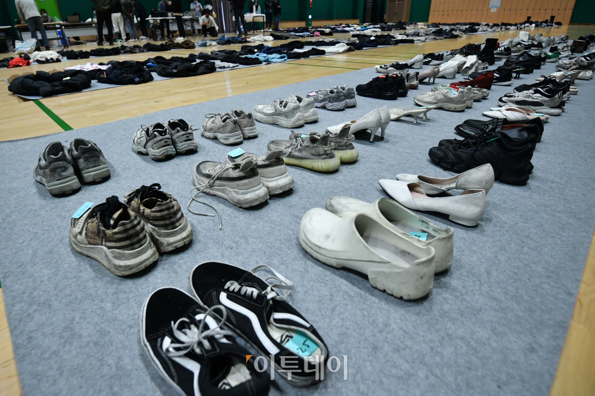 ▲2022년 11월 1일, 용산구 원효로 다목적체육관에 마련된 이태원 참사 유실물센터에 주인 잃은 물건들이 놓여있다. ( 신태현 기자 holjjak@)