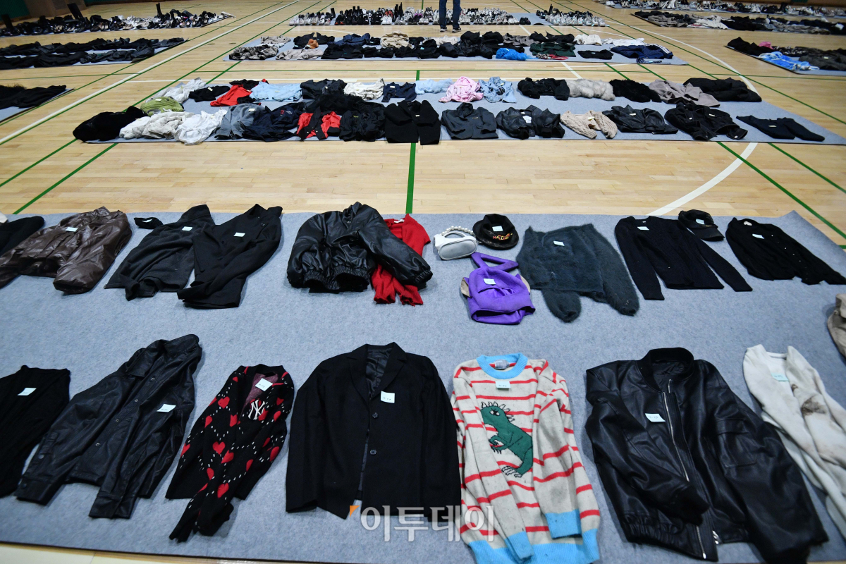 ▲2022년 11월 1일, 용산구 원효로 다목적체육관에 마련된 이태원 참사 유실물센터에 주인 잃은 물건들이 놓여있다. ( 신태현 기자 holjjak@)