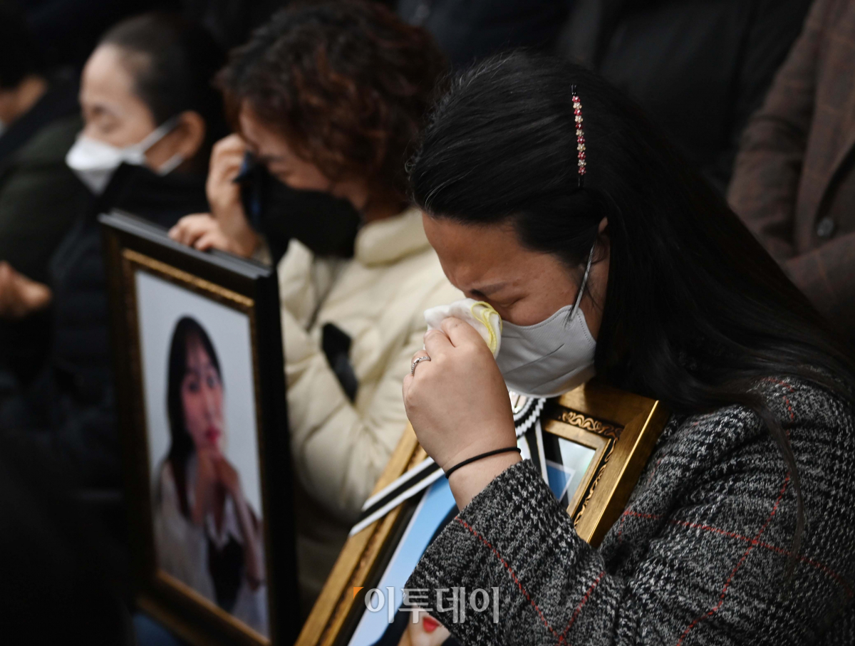 ▲2022년 11월 22일, 이태원 참사 유가족이 자녀의 영정사진을 품에 안고 눈물을 흘리고 있다.  ( 신태현 기자 holjjak@)