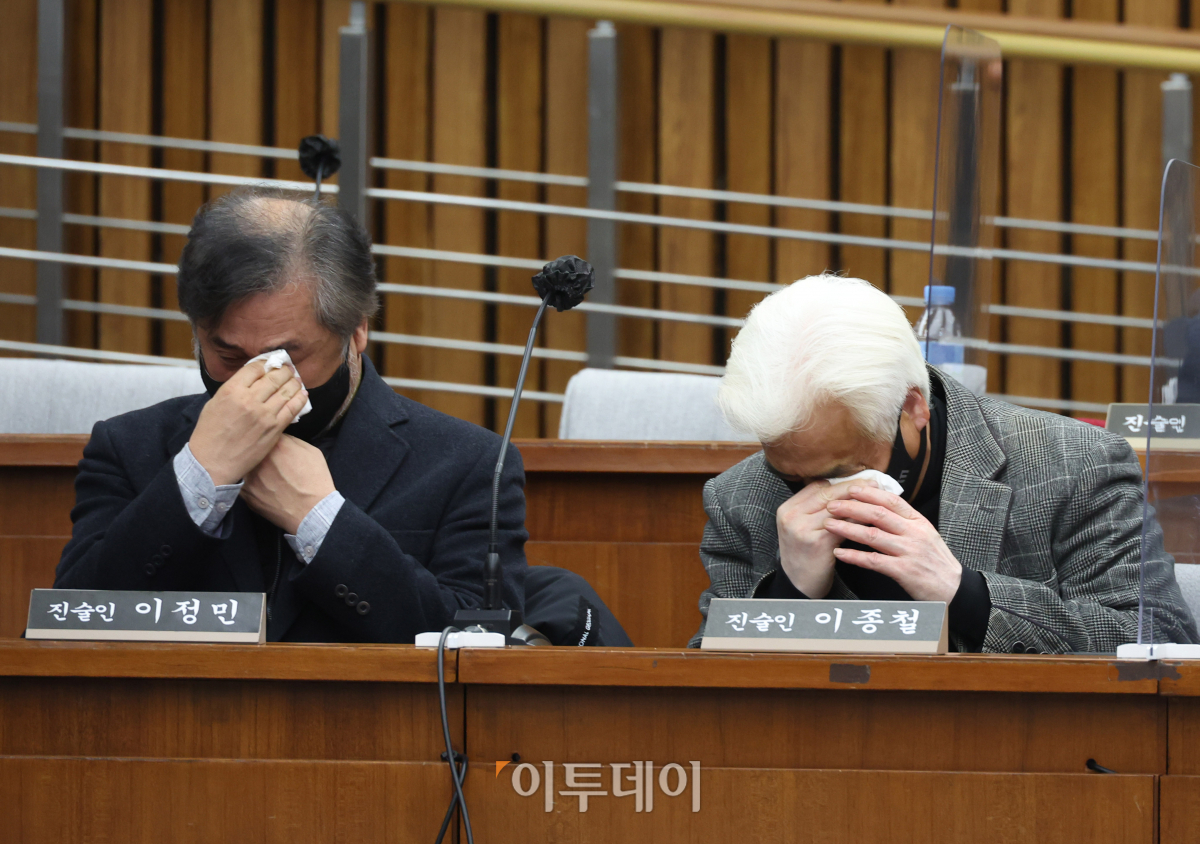 ▲1월 12일, 국회에서 열린 '이태원 참사 진상규명과 재발방지를 위한 국정조사 특별위원회 2차 공청회'에서 진술인으로 참석한 이종철(오른쪽) 10·29 이태원 참사 유가족협의회 대표와 이정민 유가족이 눈물을 흘리고 있다. (고이란 기자 photoeran@)