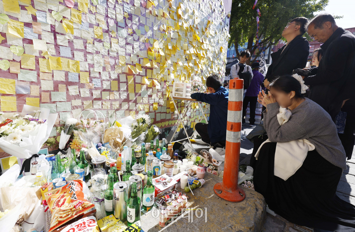 ▲10.29 이태원 참사 1주기인 29일 서울 용산구 이태원 참사 골목 '10.29 기억과 안전의길'에서 유가족 송도희 씨가 사촌동생인 신애진(당시 24세) 씨를 추모하며 눈물을 흘리고 있다. 조현호 기자 hyunho@