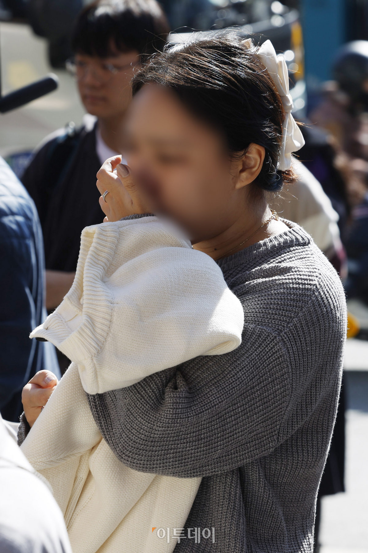 ▲10.29 이태원 참사 1주기인 29일 서울 용산구 이태원 참사 골목 '10.29 기억과 안전의길'에서 유가족 송도희 씨가 사촌동생인 신애진(당시 24세) 씨를 추모하며 눈물을 흘리고 있다. 조현호 기자 hyunho@