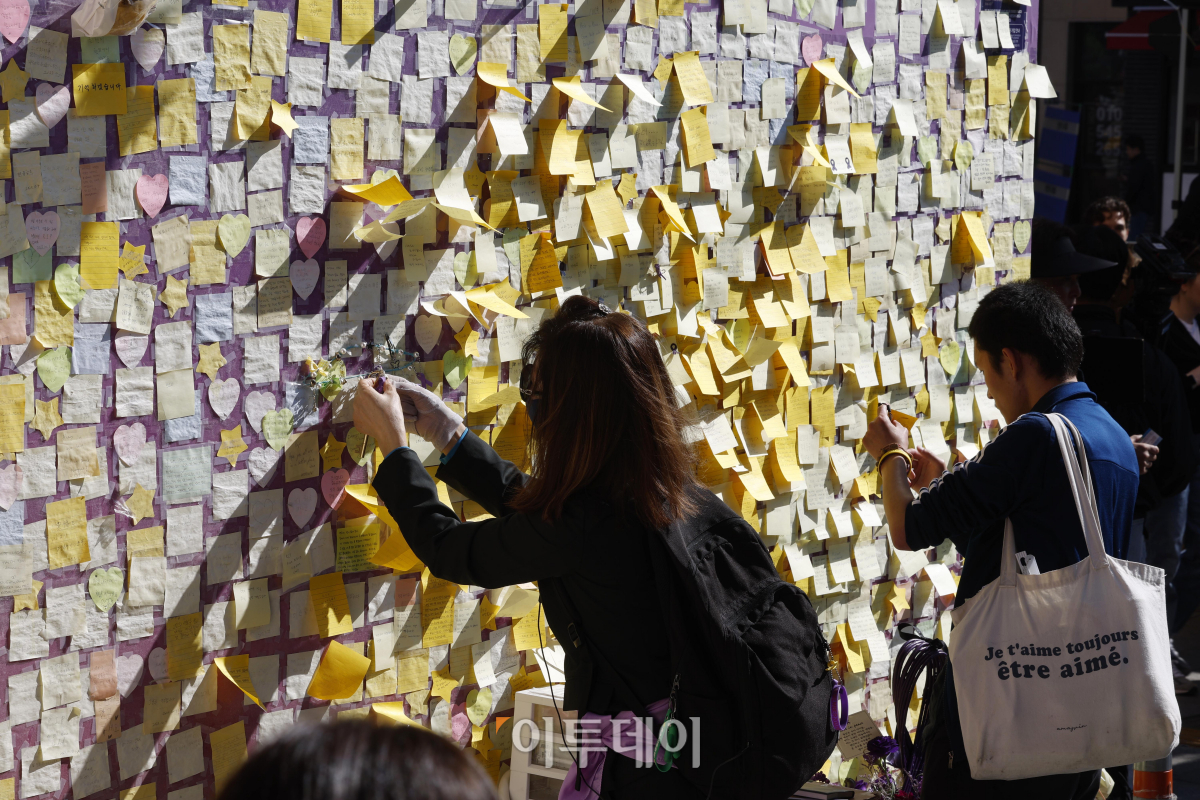 ▲10.29 이태원 참사 1주기인 29일 서울 용산구 이태원 참사 골목 '10.29 기억과 안전의길'에서 추모객들이 추모를 하고 있다. 조현호 기자 hyunho@