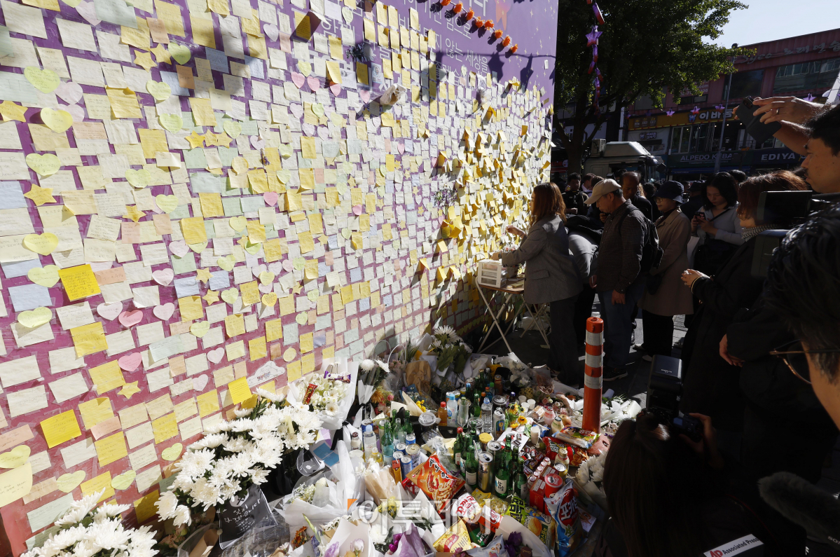 ▲10.29 이태원 참사 1주기인 29일 서울 용산구 이태원 참사 골목 '10.29 기억과 안전의길'에서 추모객들이 추모를 하고 있다. 조현호 기자 hyunho@