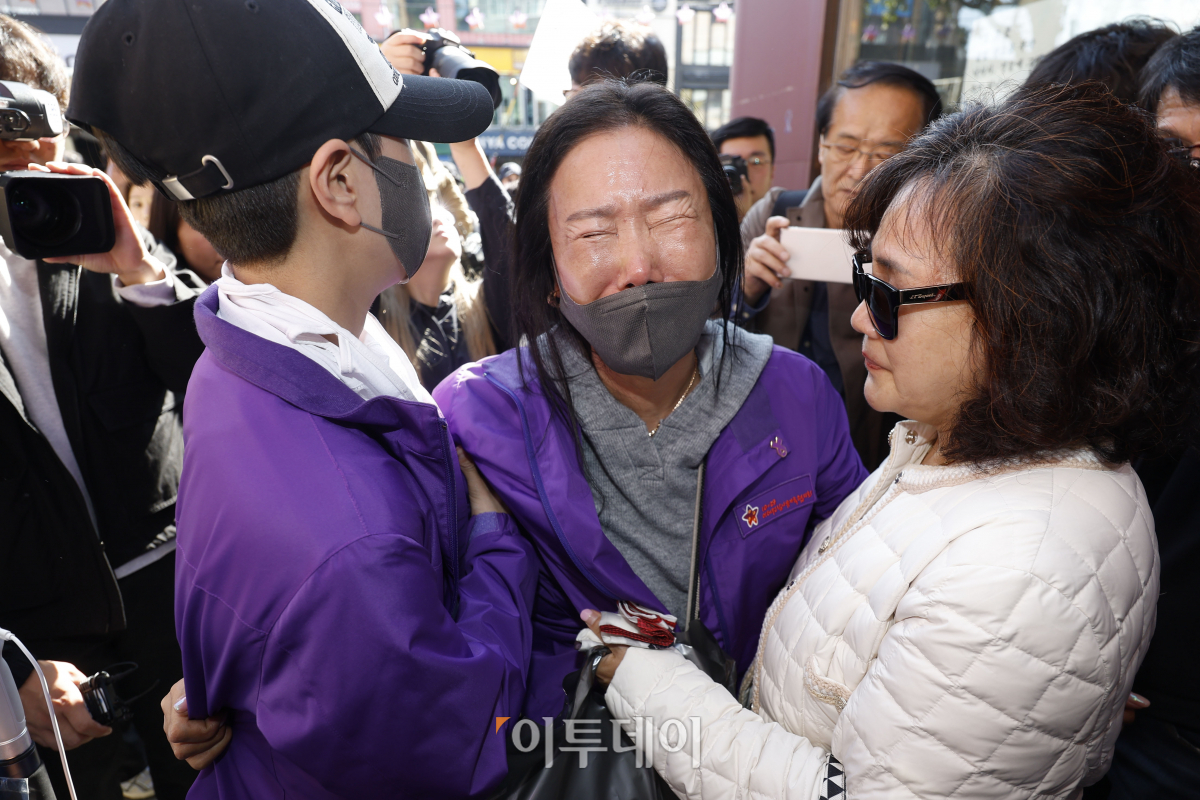 ▲10.29 이태원 참사 1주기인 29일 서울 용산구 이태원 참사 골목 '10.29 기억과 안전의길'에서 유가족이 눈물을 흘리고 있다. 조현호 기자 hyunho@