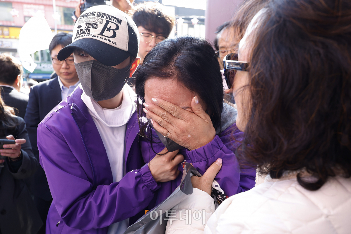 ▲10.29 이태원 참사 1주기인 29일 서울 용산구 이태원 참사 골목 '10.29 기억과 안전의길'에서 유가족이 눈물을 흘리고 있다. 조현호 기자 hyunho@