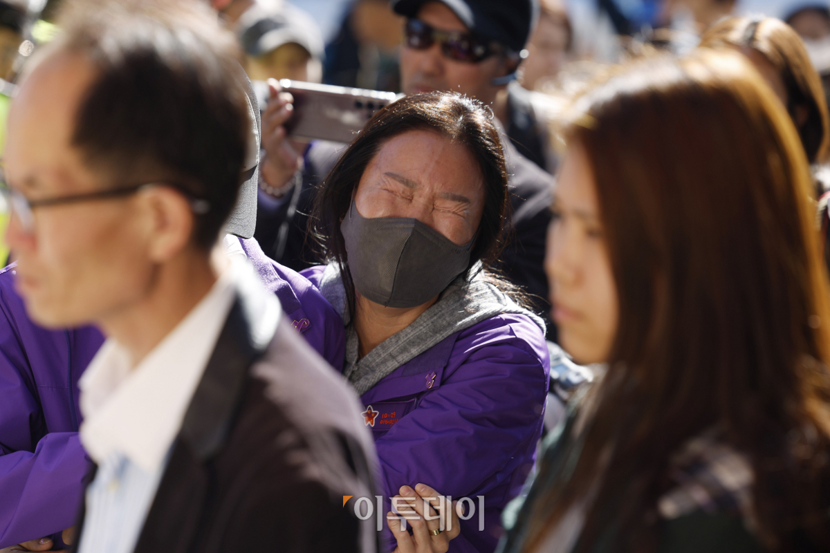 ▲10.29 이태원 참사 1주기인 29일 서울 용산구 이태원 참사 골목 '10.29 기억과 안전의길'에서 유가족이 눈물을 흘리고 있다. 조현호 기자 hyunho@