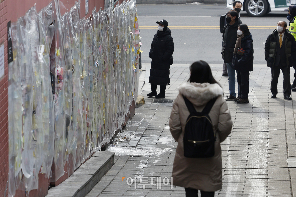 ▲2022년 12월 26일, 이태원 참사 현장에서 시민들이 추모 메시지를 살펴보고 있다.  (조현호 기자 hyunho@)