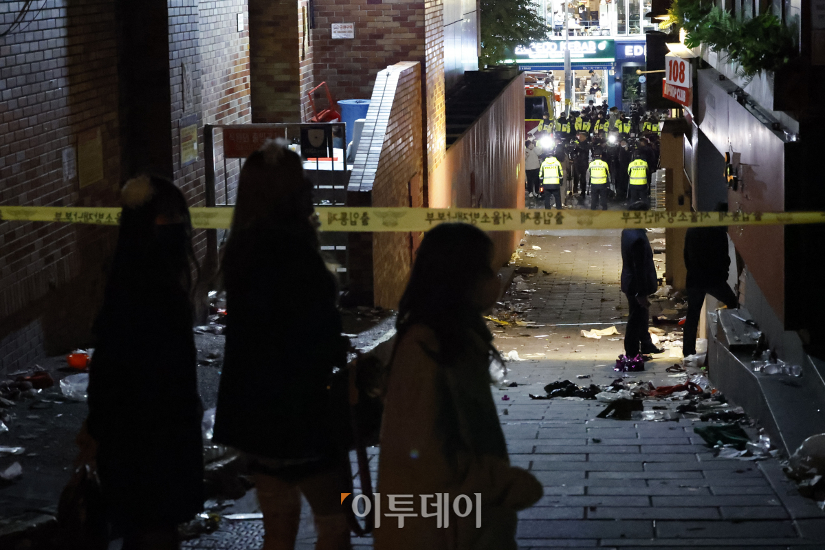 ▲2022년 10월 29일 밤, 서울 용산구 이태원 일대에서 대규모 참사가 발생한 가운데 30일 새벽 경찰들이 사고현장을 살펴보고 있다.  (조현호 기자 hyunho@)