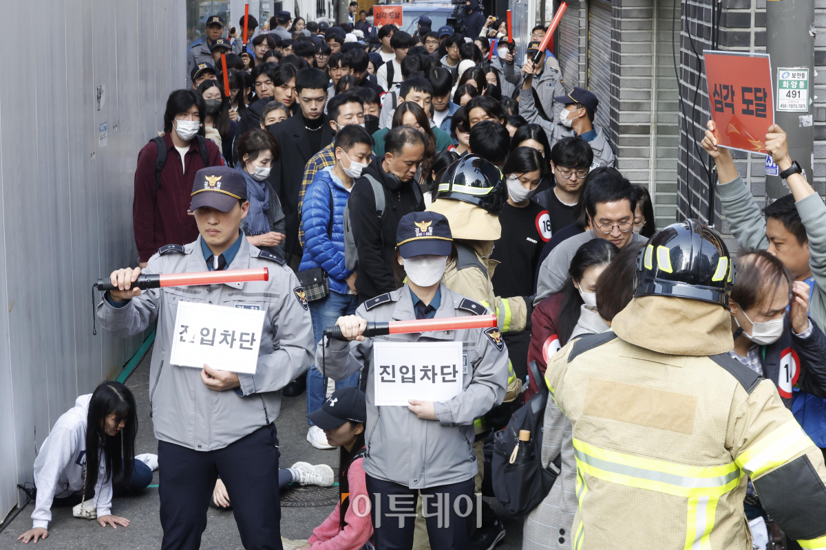 ▲이태원 1주기를 참사를 앞둔 25일, 건대 맛의거리에서 '인파감지시스템 활용 유관기관 합동 다중운집 대응 훈련'이 실시되고 있다. 서울시는 이날 인파 밀집 위험단계를 '주의-경계-심각' 3단계로 구분하고 밀집도를 높여가며 서울시 및 유관기관이 인파 해산을 위해 대응하는 모습을 시연했다.  (조현호 기자 hyunho@)