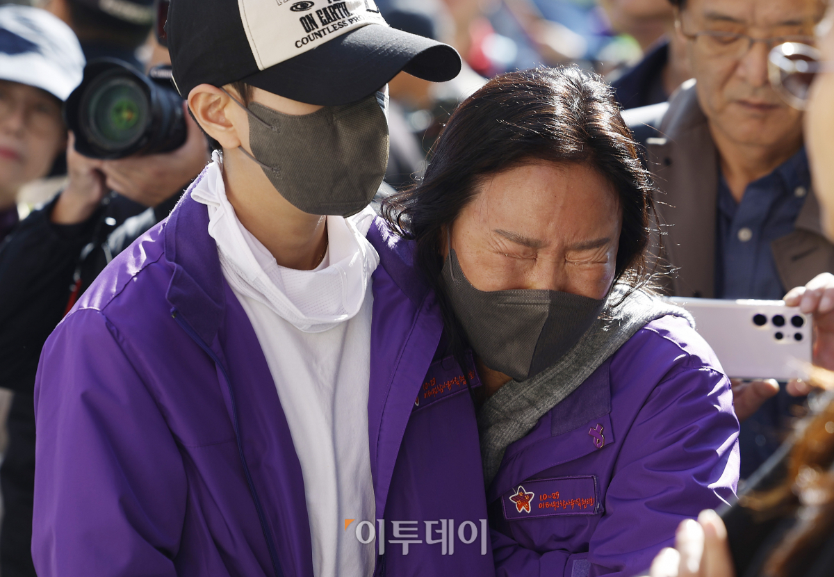 ▲10.29 이태원 참사 1주기인 29일, 서울 용산구 이태원 참사 골목 '10.29 기억과 안전의길'에서 유가족이 눈물을 흘리고 있다.  (조현호 기자 hyunho@)